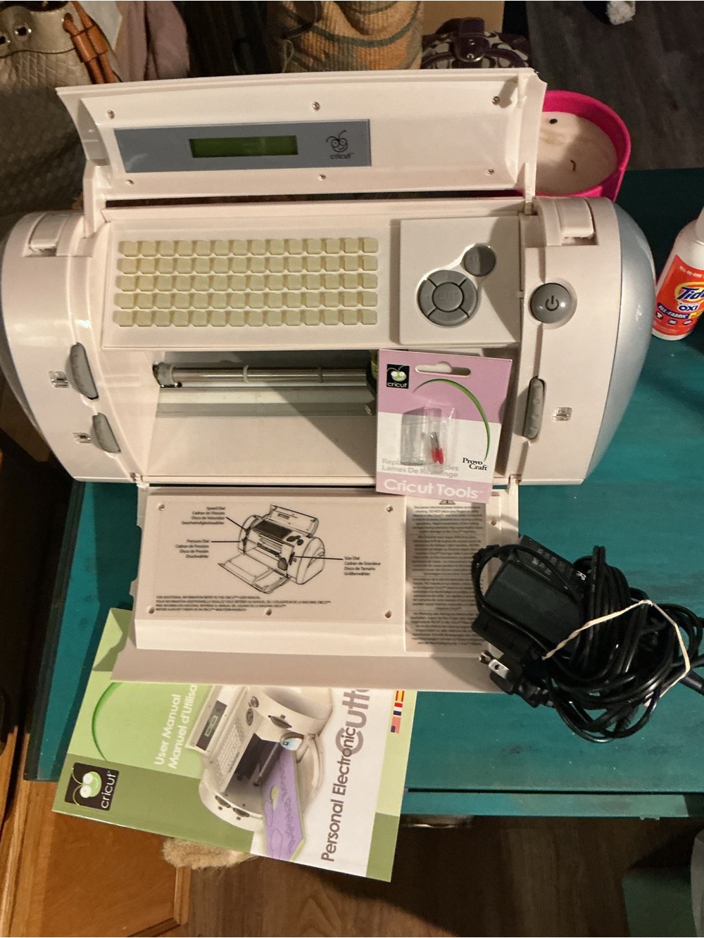 Cricut White and Green Personal Electronic Cutter Manual